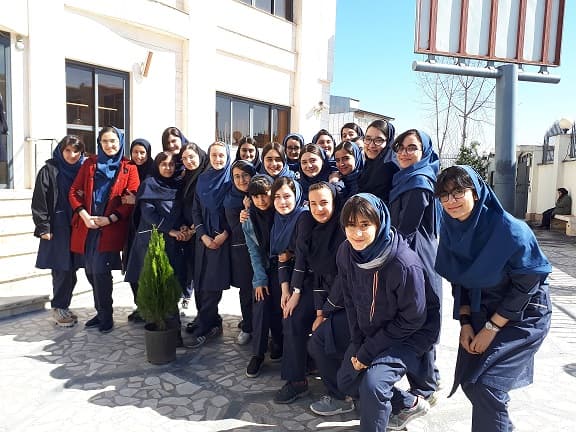 کاشت نهال به مناسبت روز درختکاری توسط دانش آموزان دوره اول دبیرستان غیردولتی اندیشه های شریف